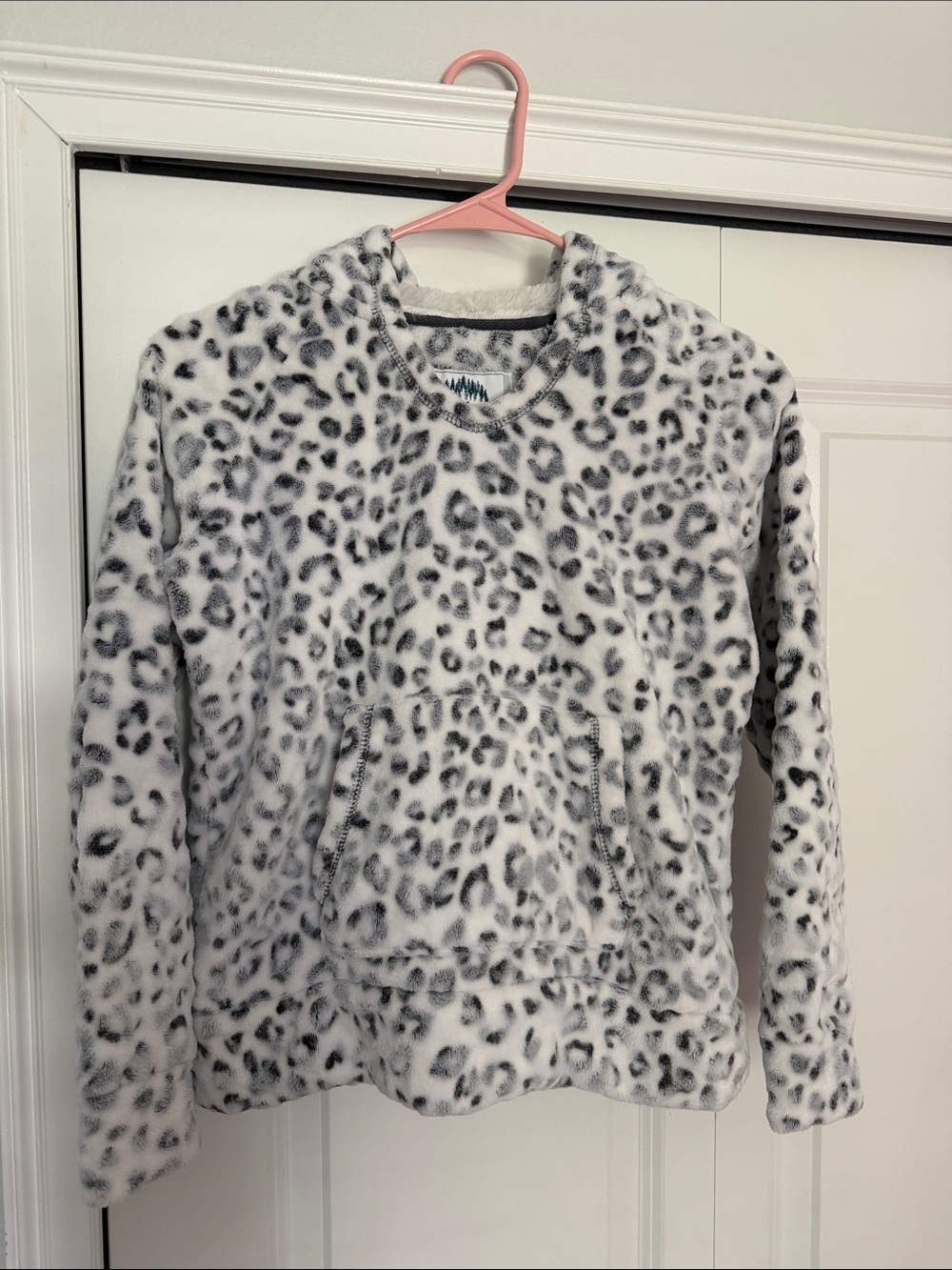 Cozy Leopard-Print Fleece Pullover Hoodie - White/Gray